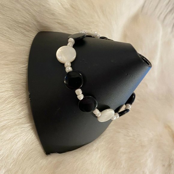 BLack White Mother of Pearl Bead Bracelet Stretch Painted 6652 - Picture 2 of 9